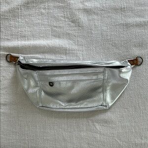 NWOT Parker Thatch Silver Leather Cross Your Heart Sling Bag